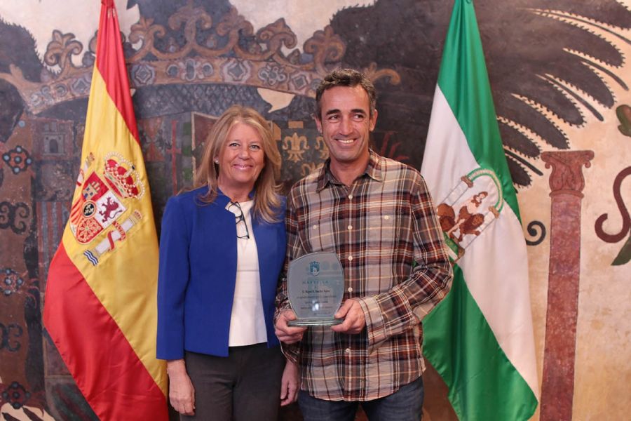 Imagen de la noticia El Ayuntamiento reconoce la labor del palmerero m…