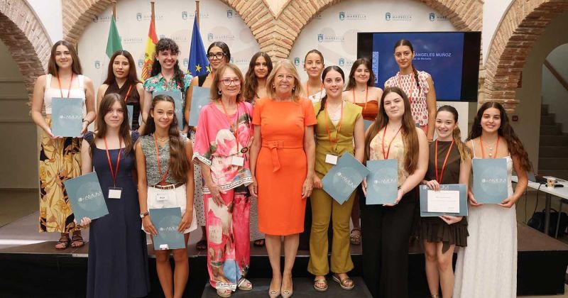 La alcaldesa destaca la labor de AMUM en favor de la educación durante la entrega de sus 14 becas universitarias a estudiantes de Marbella