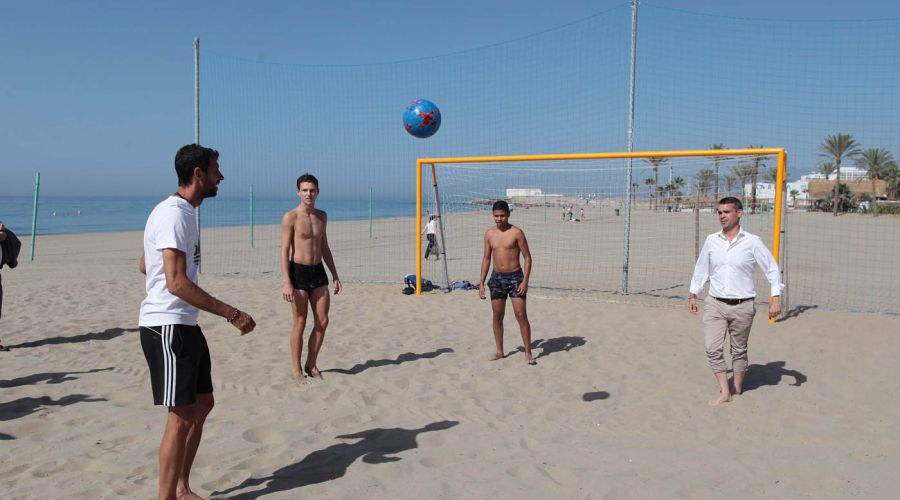 El Ayuntamiento instala en El Cable el primer  campo de fútbol playa del municipio