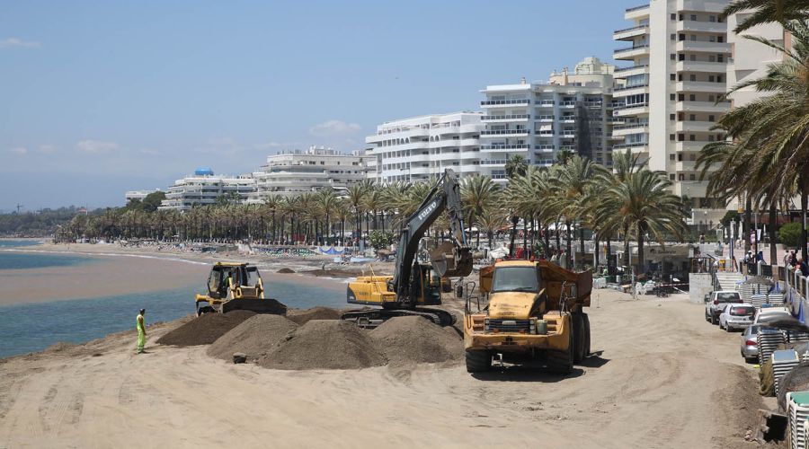 Las actuaciones en las playas de La Fontanilla y San Pedro Alcántara concluirán los aportes de arena de cara a la temporada estival