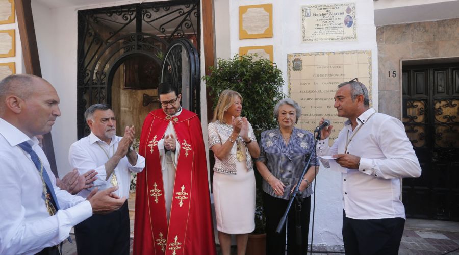 El homenaje a Melchor Alarcón protagoniza la procesión cívico religiosa a la Cruz de Humilladero de esta edición