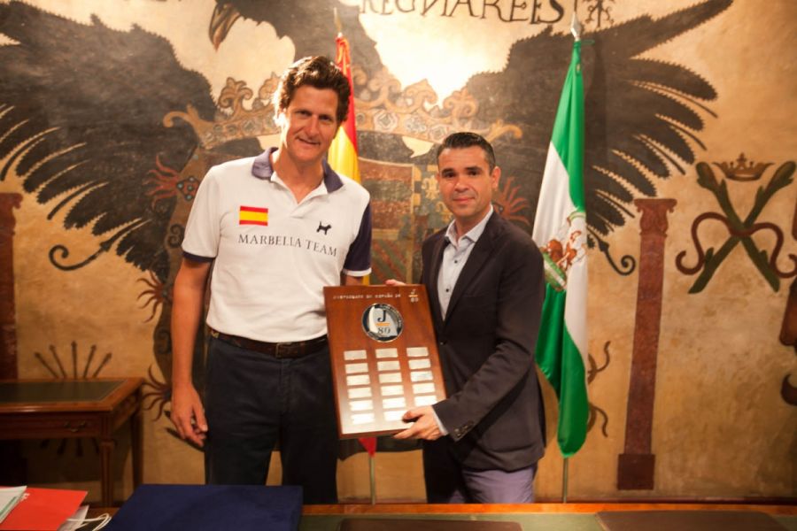 Imagen de la noticia El alcalde ha recibido al equipo de vela Marbella…