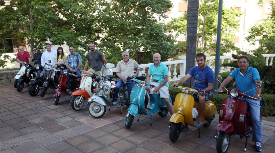 El XI Rally Scooterista Marbella reúne hasta mañana en la ciudad a un centenar de aficionados a las Vespas y Lambrettas