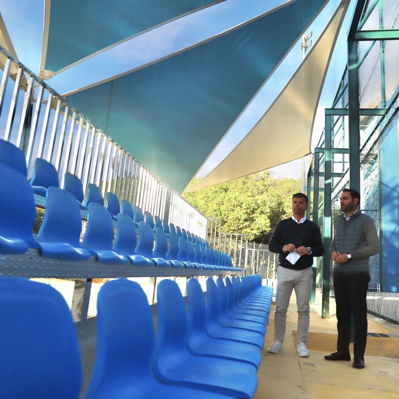 El Ayuntamiento culmina la mejora de la pista de frontenis del polideportivo Paco Cantos con nuevas medidas de seguridad, iluminación y una grada para más de 80 espectadores