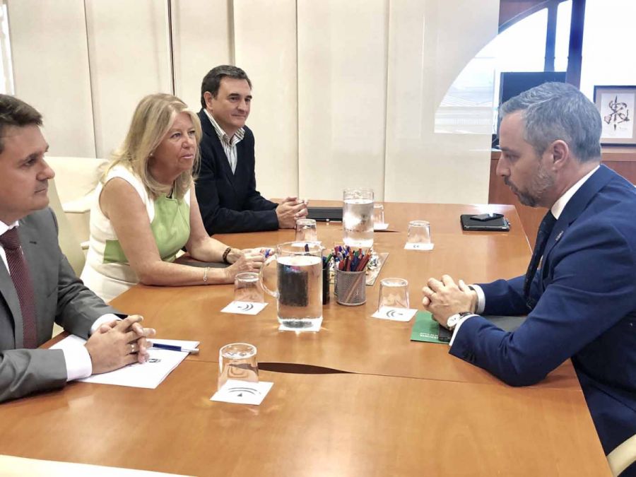 Imagen de la noticia La alcaldesa mantiene un encuentro con el conseje…