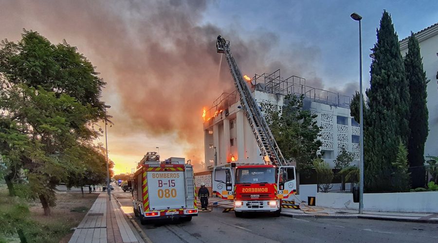 Un dispositivo integrado por medio centenar de efectivos de Bomberos, Policía Local y Protección Civil y una veintena de vehículos interviene en la extinción del incendio del Hotel Sisu