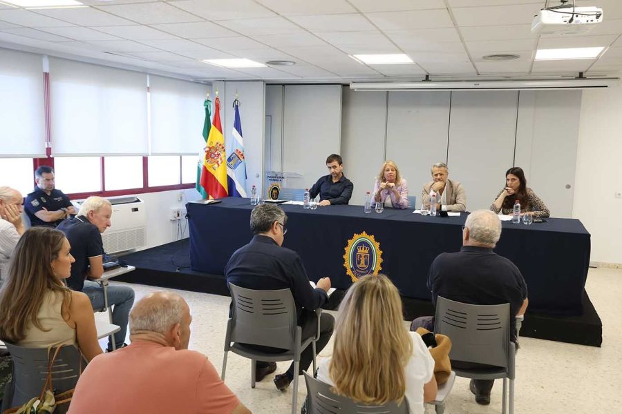 Imagen de la noticia El Ayuntamiento continúa con los empresarios del…