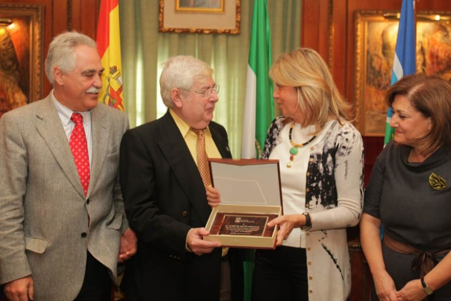 Imagen de la noticia La alcaldesa reconoce la labor realizada en el Ay…