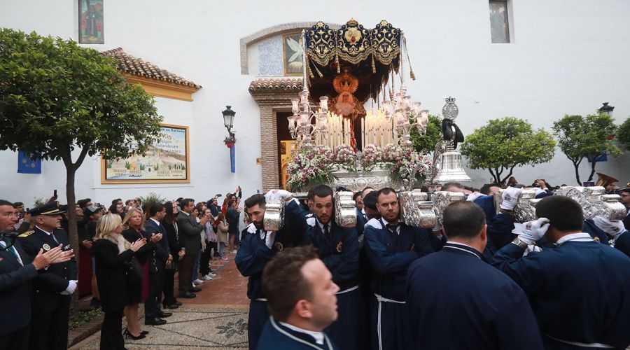Marbella acompaña al Nazareno en una salida procesional más breve por la amenaza de lluvia