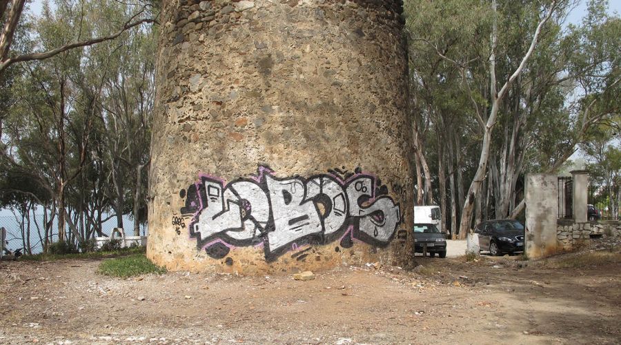 El Ayuntamiento elimina un grafiti del Bien de Interés Cultural Torre Ancón