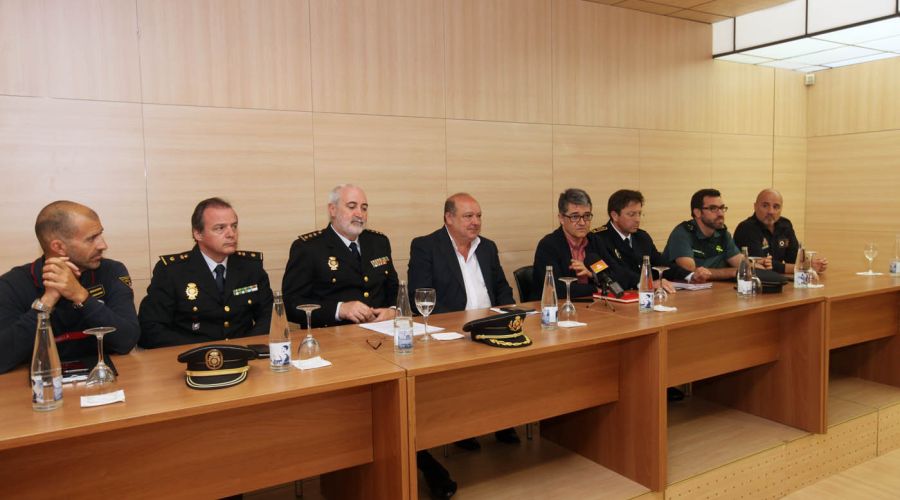 Una treintena de representantes de hoteles y campos de golf plantean sus dudas en materia de seguridad ante las Fuerzas y Cuerpos de Seguridad del Estado