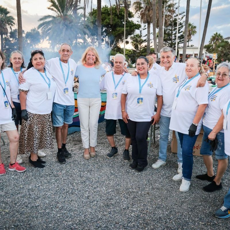 Marbella se vuelca con la Moraga Popular, iniciativa que cumple trece ediciones y que este año ha repartido 1.700 kilos de sardinas