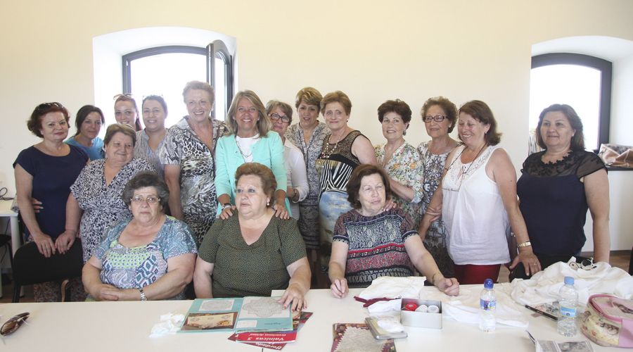 La regidora visita a las alumnas del taller de bordado del Trapiche de Guadaiza