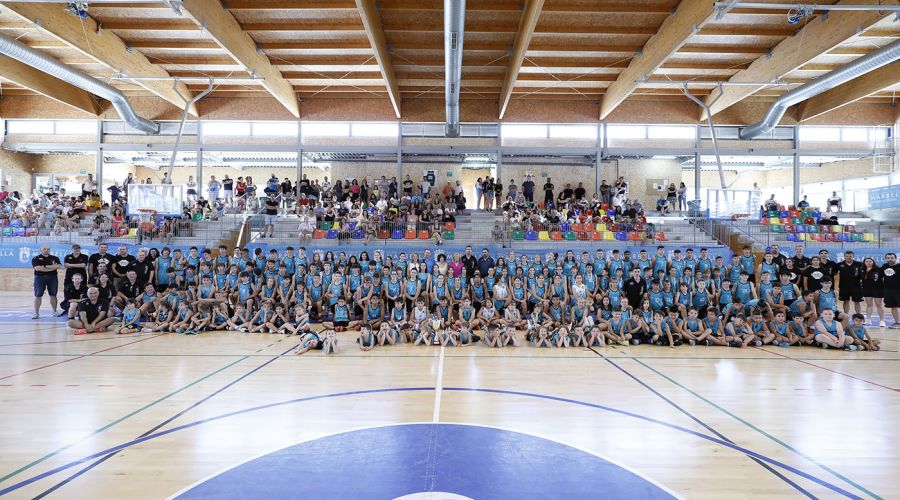 La alcaldesa subraya que el Marbella Basket “transmite los valores deportivos de la marca Marbella” durante la fiesta de fin de temporada del club