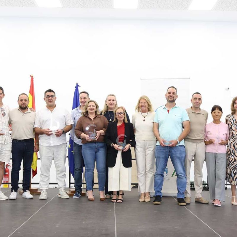 El Ayuntamiento premia a ocho referentes empresariales por su contribución al desarrollo y a la identidad de Nueva Andalucía