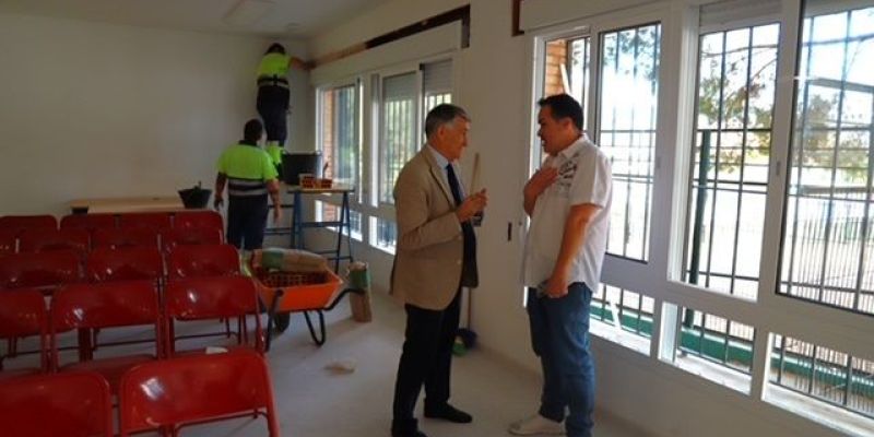 El Ayuntamiento renueva la carpintería metálica del aula de usos múltiples del CEIP Miguel Hernández tras la reforma integral del módulo Frasquita Larrea