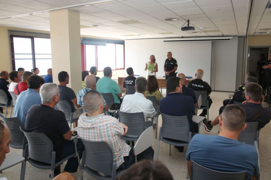 Imagen de la noticia La alcaldesa traslada a la plantilla de la Policí…