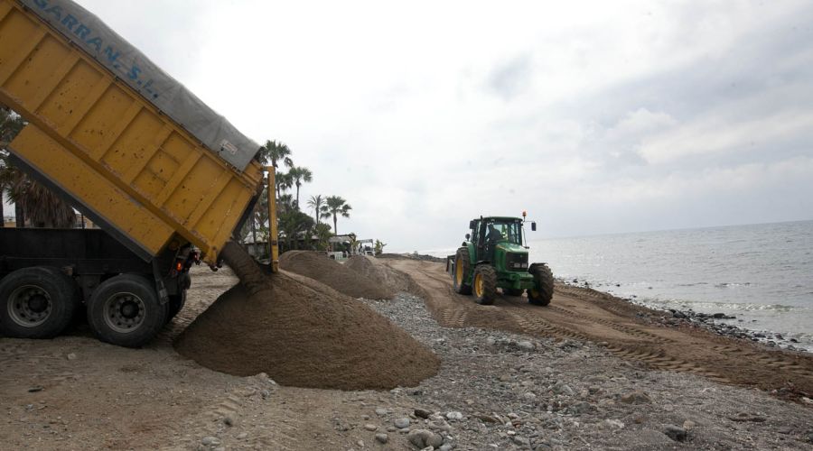 Las playas de San Pedro Alcántara reciben aportes de arena para afrontar de forma óptima la temporada de baño