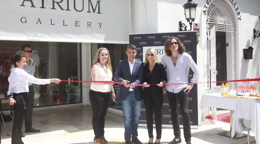 El alcalde asiste a la inauguración de la Galería Atrium en Marbella
