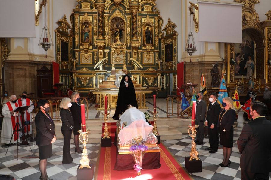 Imagen de la noticia La alcaldesa agradece el esfuerzo de las hermanda…