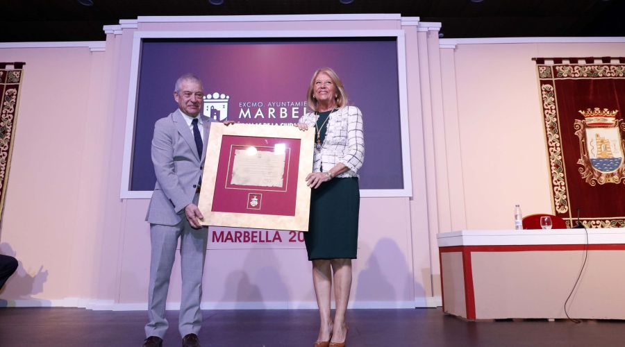 Marbella entrega las Medallas de la Ciudad a la Hermandad del Rocío, a la asociación CADI y al empresario Cristóbal Parra “por contribuir a la creación de una ciudad próspera, llena de talento y humanidad”