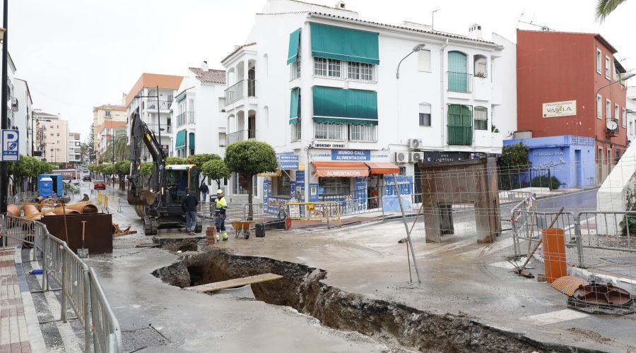 La Tenencia de Alcaldía de San Pedro Alcántara continúa los trabajos de mejora del saneamiento en la avenida Oriental y acomete la remodelación integral de las calles Revilla y Dependientes