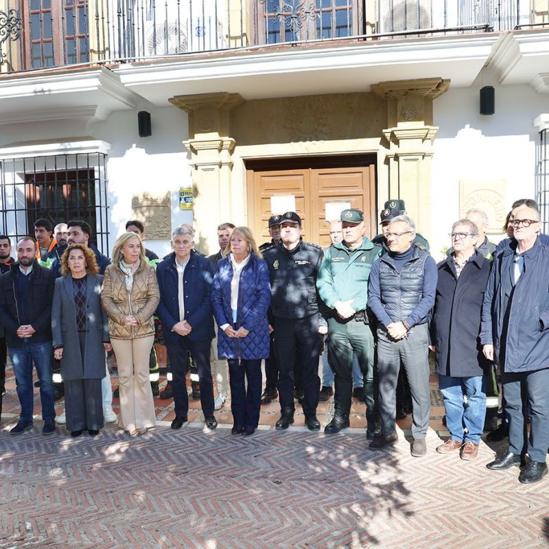 El Ayuntamiento de Marbella guarda un minuto de silencio en memoria de las víctimas del trágico accidente ferroviario ocurrido este domingo en la localidad cordobesa de Adamuz