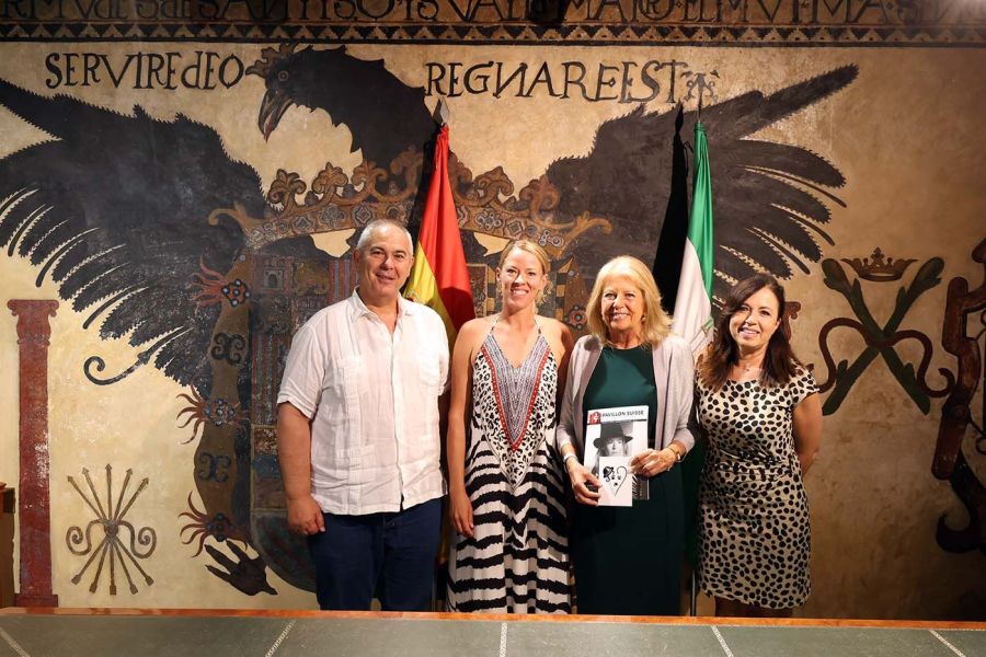 Imagen de la noticia La alcaldesa recibe a la artista Laura Chaplin, n…