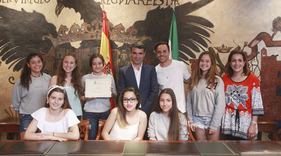 El alcalde recibe a miembros de las escuelas de baile del municipio