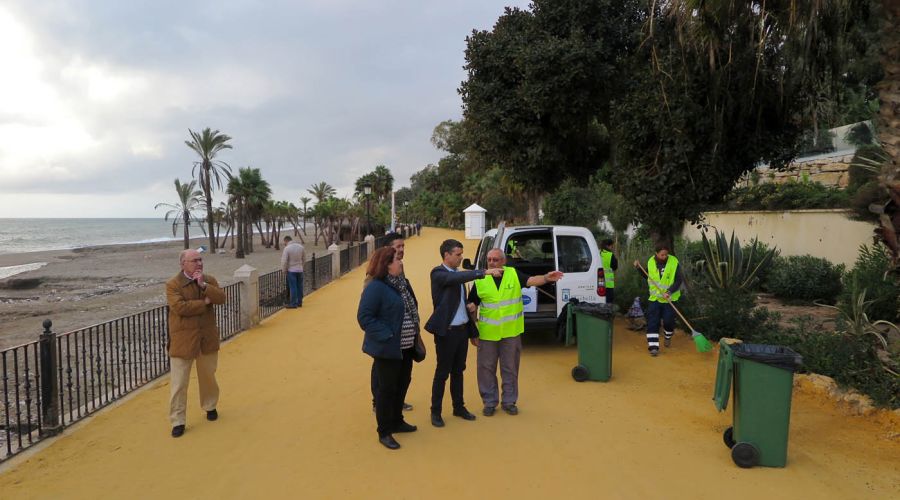 El Ayuntamiento ya ha repuesto 300 toneladas de albero en el Paseo Marítimo y ha dispuesto a más de un centenar de efectivos para su recuperación tras el temporal