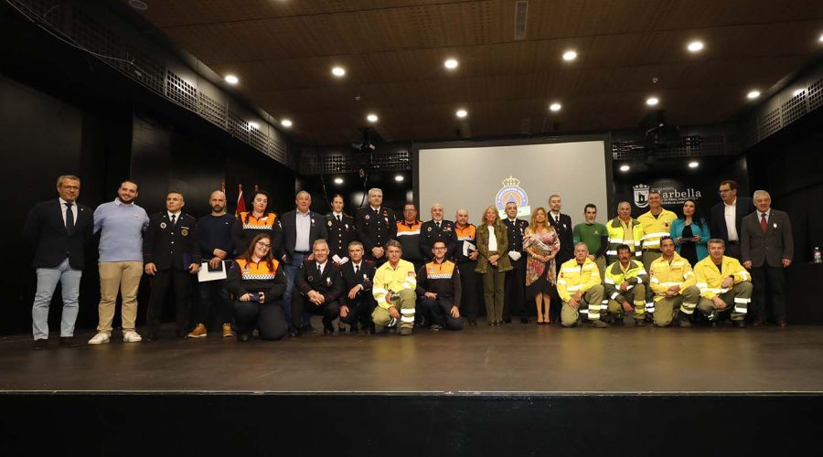 La alcaldesa destaca “la labor de servicio y profesionalidad” de la Agrupación de Protección Civil, que hoy ha hecho entrega de sus medallas y ha recibido un homenaje dando su nombre a una rotonda