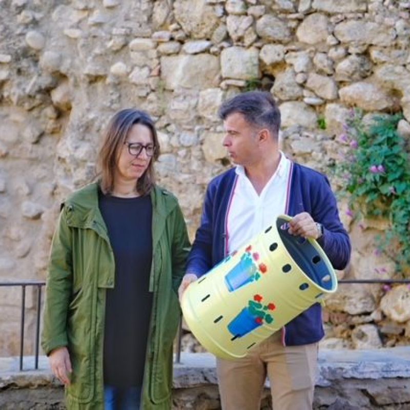 Marbella eleva a 75 las papeleras artísticas del Casco Antiguo tras la incorporación de 25 nuevas unidades creadas por Ana Ortiz