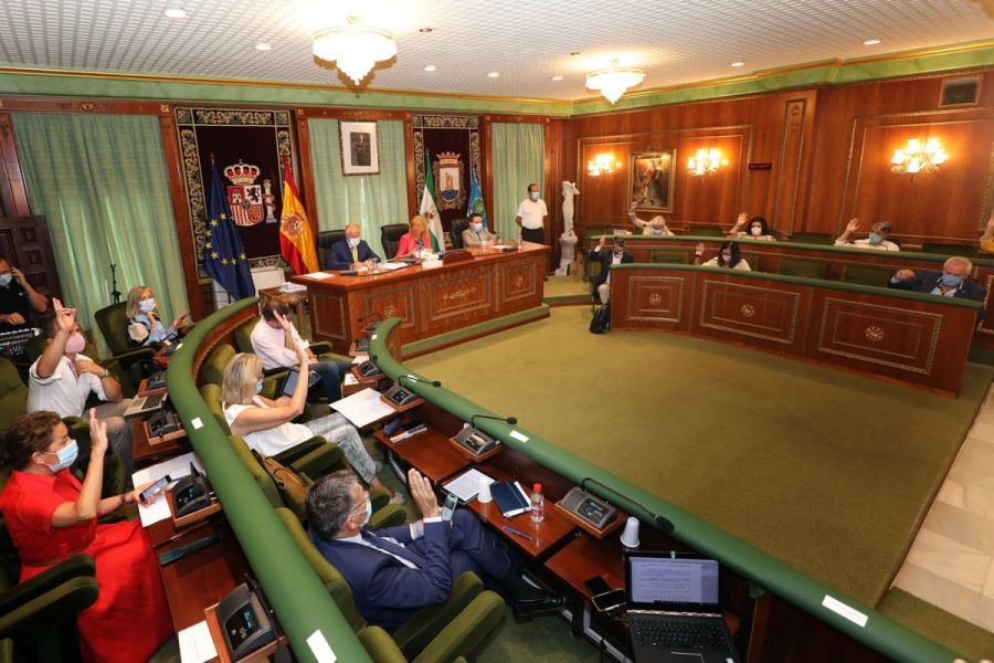 Imagen de la noticia El Pleno reconoce la “trayectoria profesional y v…