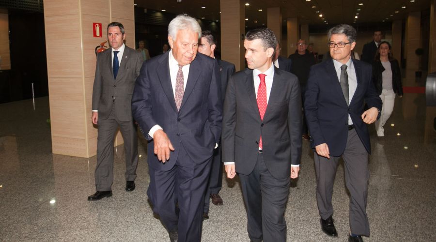 El expresidente Felipe González visita Marbella para recoger el I Premio a la Solidaridad Beato Arnulfo Romero en el II Foro Iberoamericano de Andalucía