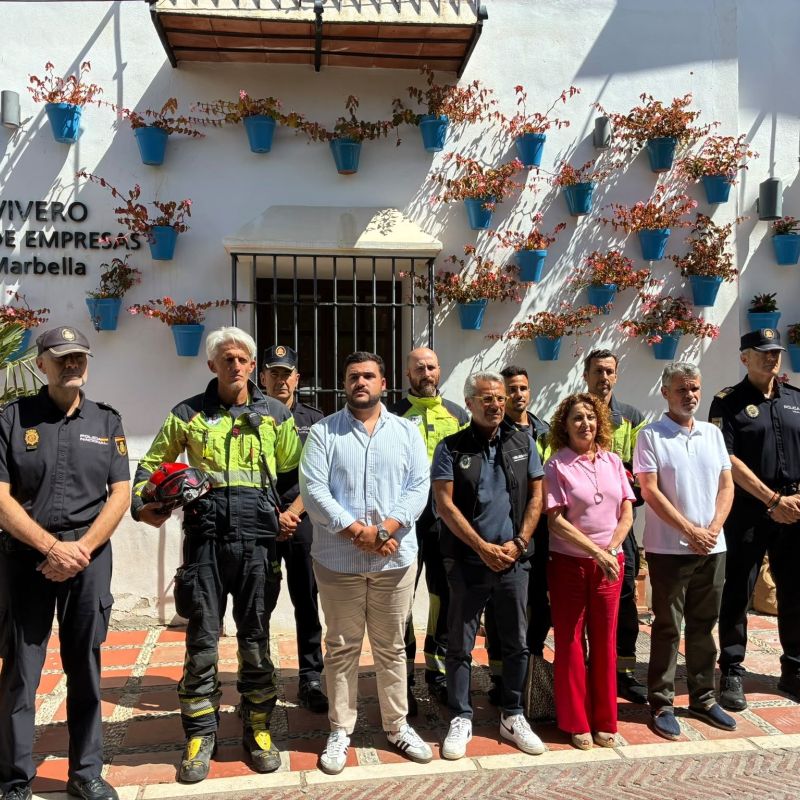 El Ayuntamiento guarda un minuto de silencio en recuerdo de las víctimas del incendio de Los Gallardos