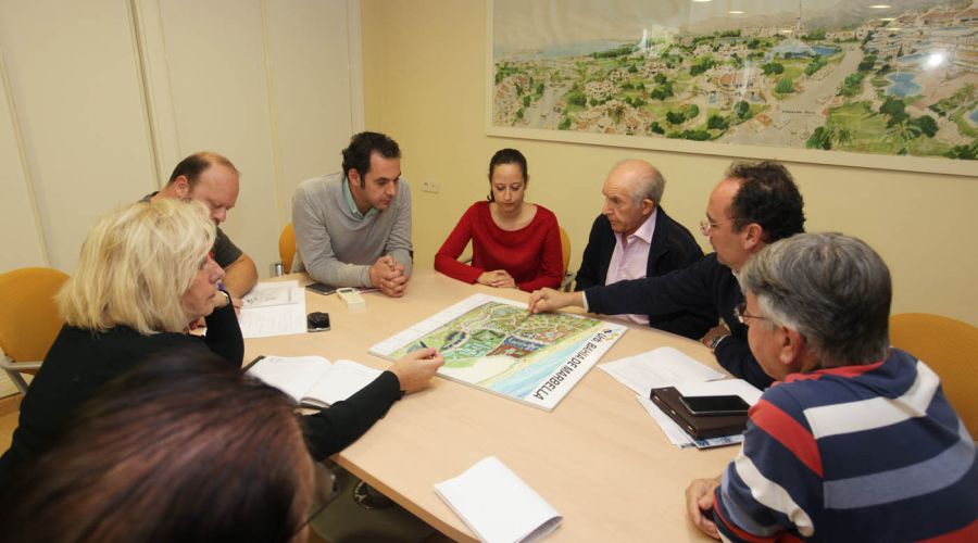 La iniciativa #LasChapasapiedecalle recoge las reivindicaciones de Bahía de Marbella dentro de los encuentros mantenidos con vecinos de la zona
