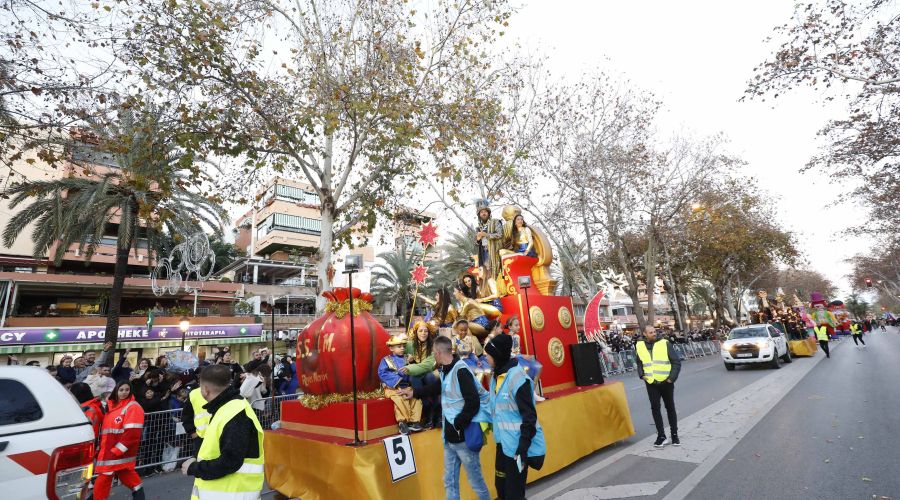 Los Reyes Magos llenan las calles del municipio de magia y color y reparten ilusión entre los más pequeños
