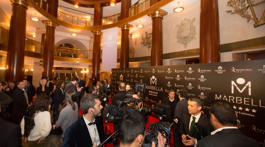 El alcalde destaca la fortaleza de Marbella como destino turístico y la apuesta por la excelencia y la innovación en el sector en la presentación de la imagen de la ciudad en el Teatro Real
