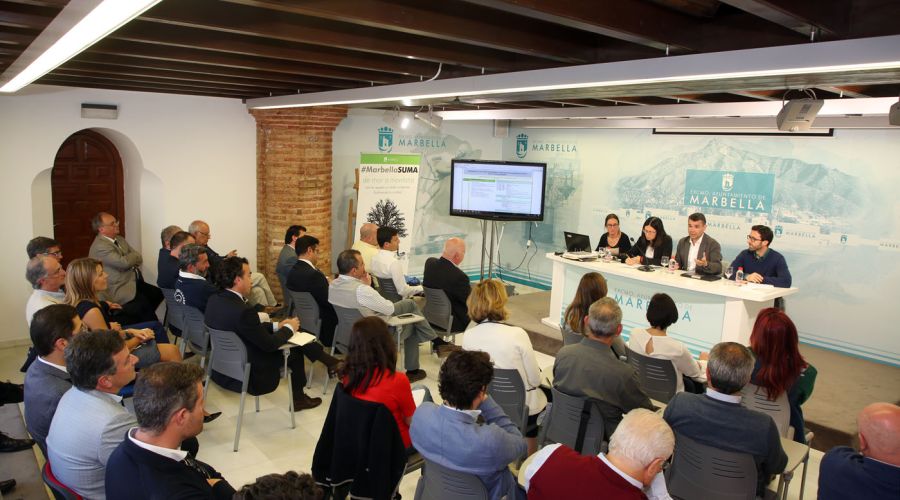 El Ayuntamiento informa al sector de la construcción y la promoción inmobiliaria sobre el texto refundido del 86 y la adaptación a la LOUA que irán al próximo Pleno