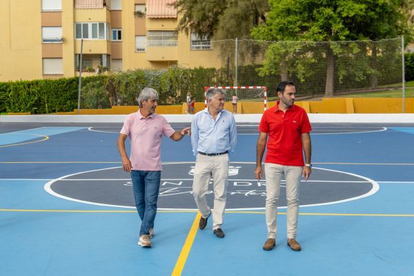 El Ayuntamiento completa el acondicionamiento de la pista de fútbol sala del polideportivo El Arquillo, que ha permitido mejorar su funcionalidad
