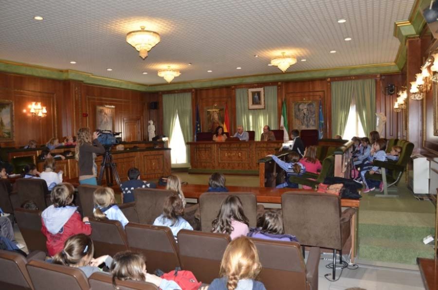 Imagen de la noticia Escolares del colegio Platero visitan el Ayuntami…