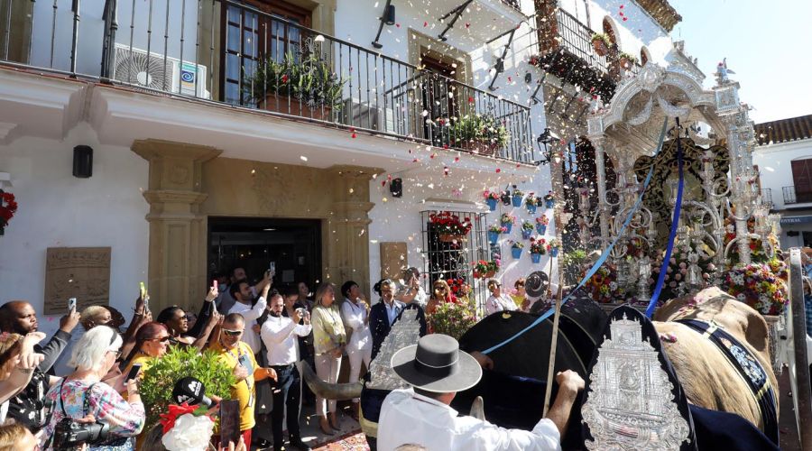 La alcaldesa realiza una ofrenda floral a la Hermandad del Rocío de Marbella en su salida hacia Almonte tras dos años de pandemia