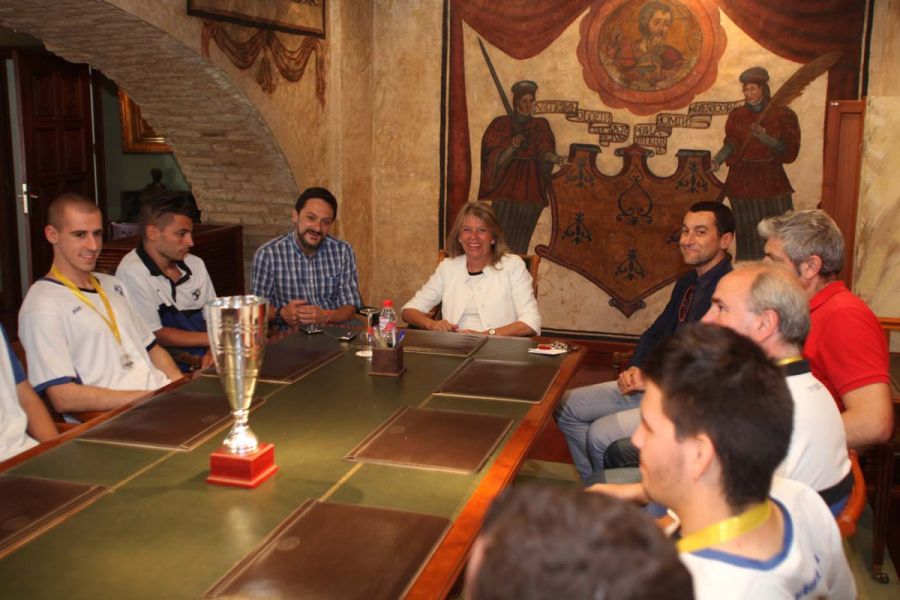 Imagen de la noticia La alcaldesa felicita al equipo del CB Marbella q…