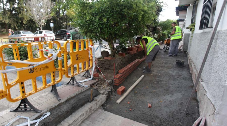 El Ayuntamiento realiza actuaciones de mejora de la accesibilidad en la zona de ‘Los Bloques’ de Nueva Andalucía
