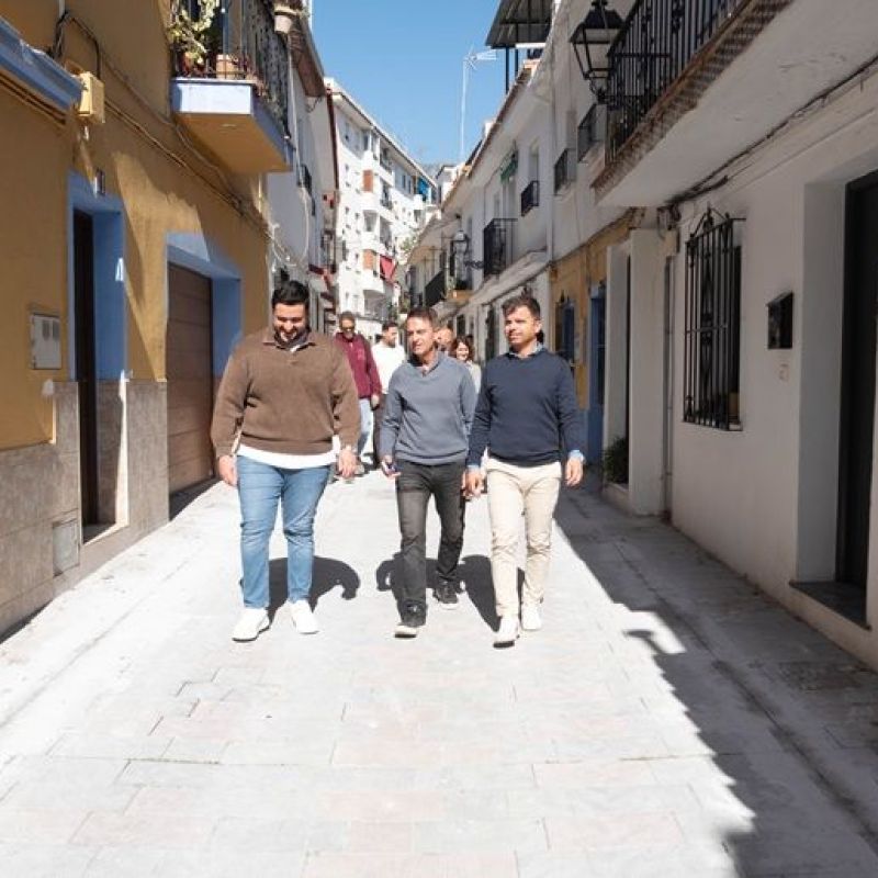 El Ayuntamiento mejora la seguridad vial en la calle Santo Domingo con un nuevo pavimento más seguro y resistente