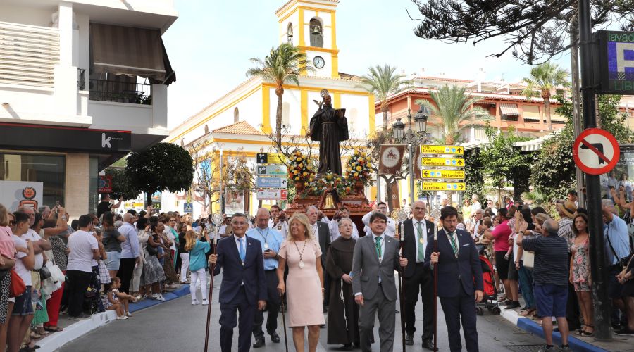 San Pedro Alcántara se vuelca con la histórica salida procesional extraordinaria del Santo Patrón con motivo del hermanamiento con Arenas de San Pedro