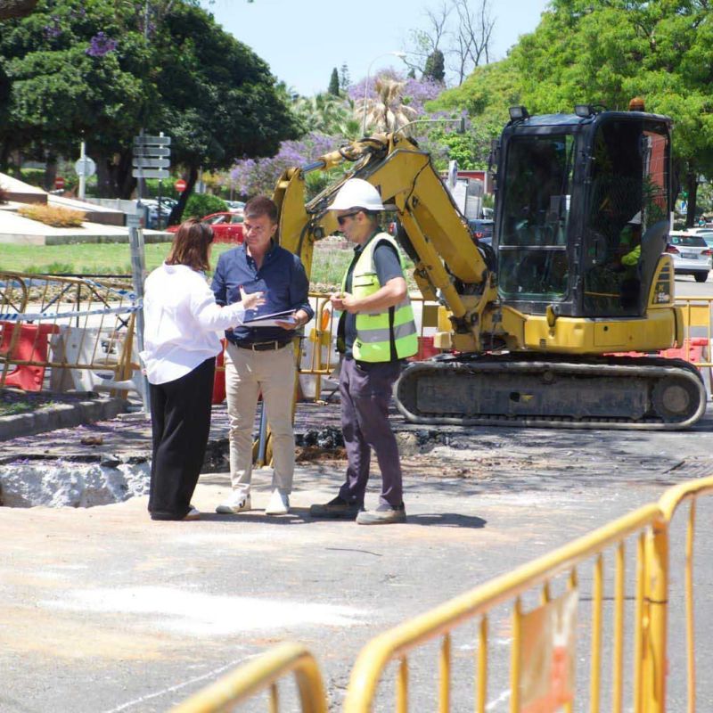 Marbella impulsa la mejora de la red de drenaje en la rotonda del bulevar Ashmawi para reforzar la seguridad vial y la evacuación de pluviales