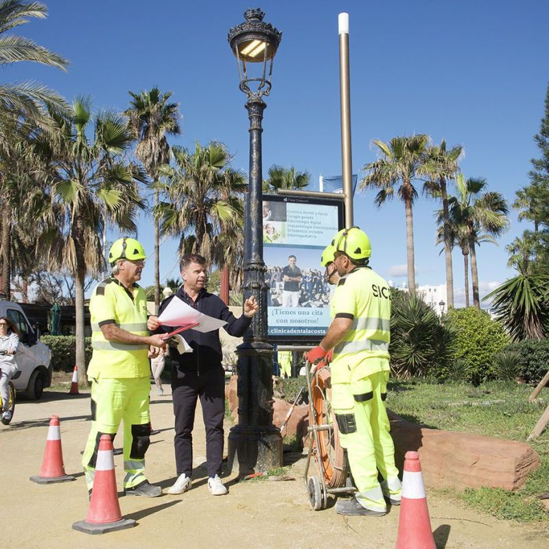 El Ayuntamiento acomete una mejora integral de las instalaciones eléctricas y del alumbrado del Paseo Marítimo entre Río Real y Río Verde