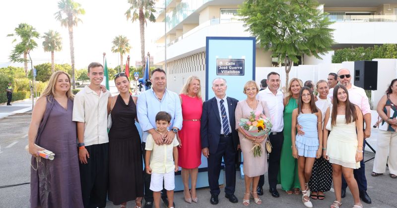 El Ayuntamiento dedica una calle a José Guerra Villalobos en reconocimiento a su trayectoria solidaria y su compromiso con San Pedro Alcántara