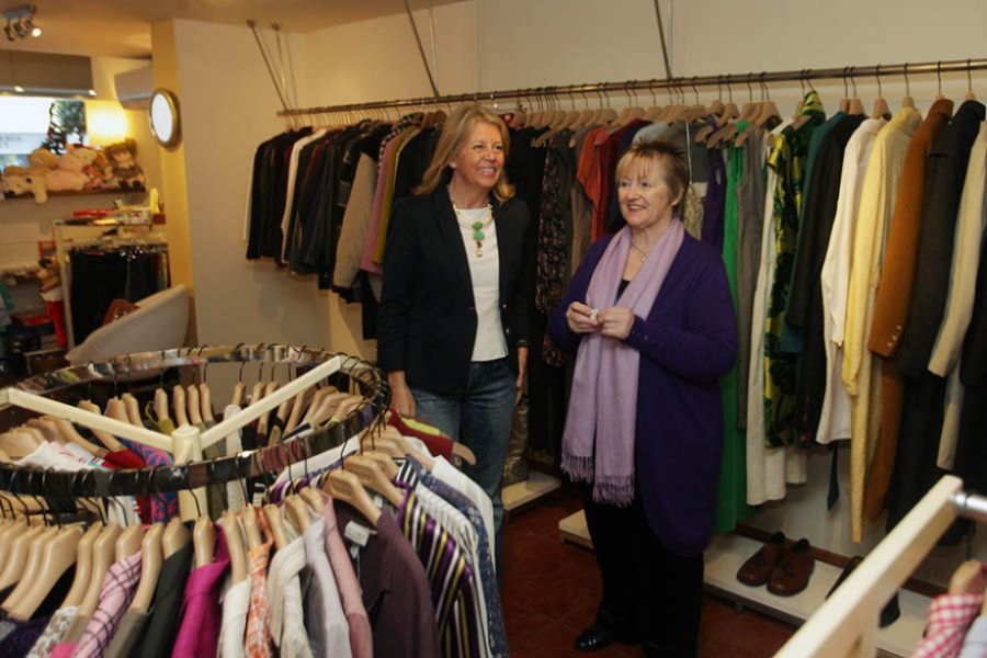 Imagen de la noticia La alcaldesa visita la tienda benéfica de la Asoc…